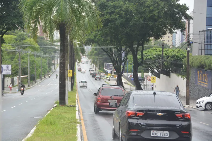 Defesa Civil coloca equipes de prontidão após alerta de chuvas intensas