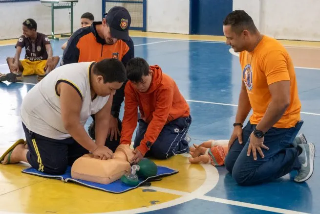 Alunos de São Sebastião participam de aula prática de primeiros socorros pelo Programa Agente Mirim da Defesa Civil