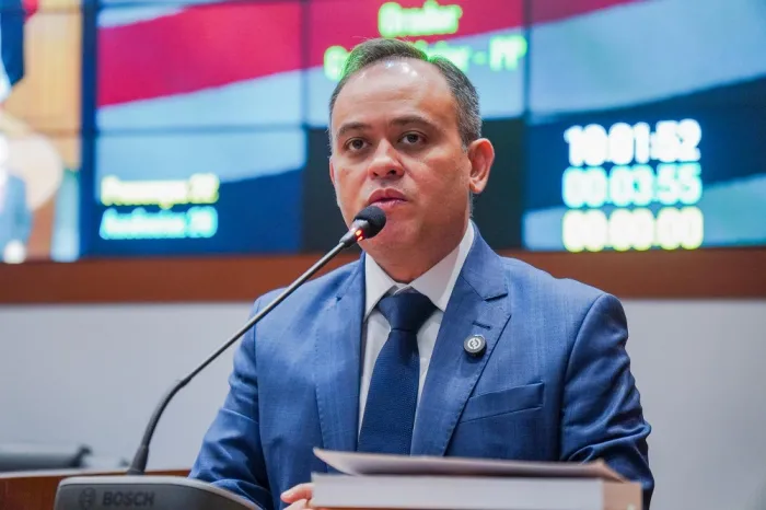 Deputado Catulé Júnior durante discurso na tribuna, na manhã desta quarta-feira (14)