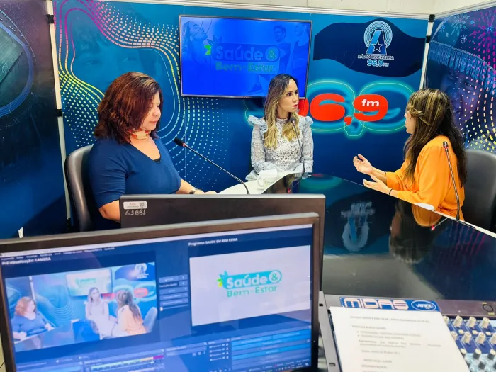 Marina Reis durante a entrevista no estúdio da Rádio Assembleia