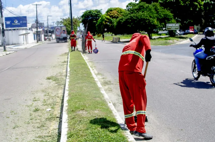 Emlur executa serviços de roço e capinação em 10 bairros e no entorno do Almeidão