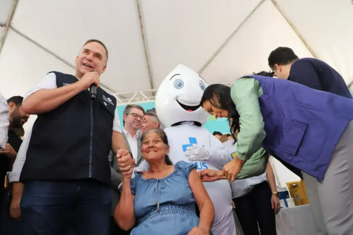 Durante a abertura do Dia D em Goiânia, a aposentada Antonia Borges foi vacinada ao lado das autoridades (Foto: Marco Monteiro)