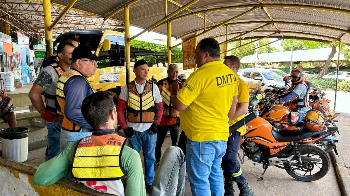 Maio Amarelo: DMTU conscientiza taxistas e mototaxistas sobre prevenção de acidentes