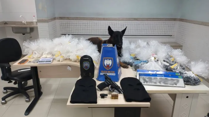 Polícia Militar apreende 15 quilos de cocaína e arma em operação em Cariacica