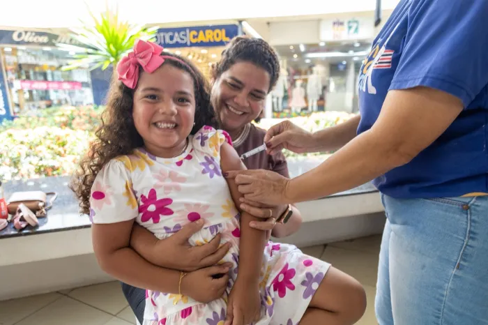 - Vacinação no Tropical Shopping (Foto: Márcio Sampaio)