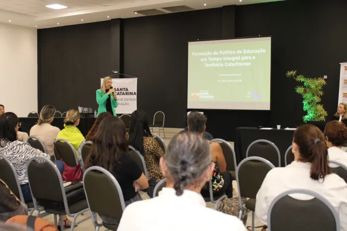 SC reúne 300 profissionais em seminário para elaboração da Política de Educação em Tempo Integral do Território Catarinense