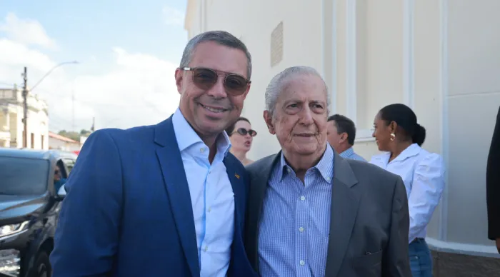 Governador Fábio Mitidieri, à esquerda, e presidente do Sistema Atalaia de Comunicação, Walter Franco, à direita. Fotos: César de Oliveira