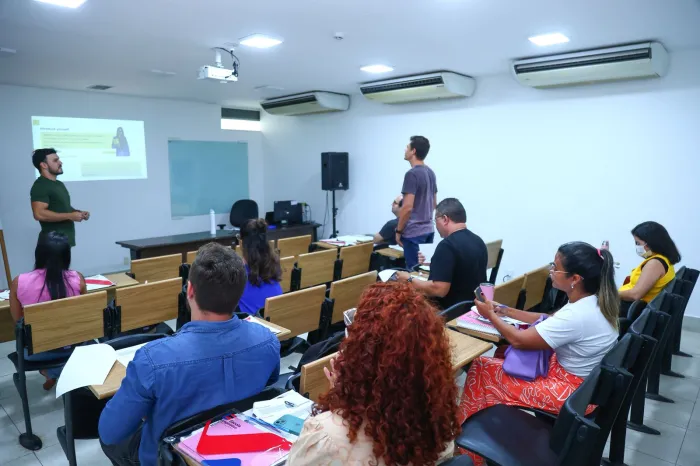 Aulas do curso de Inglês foram iniciadas nesta segunda-feira (19)