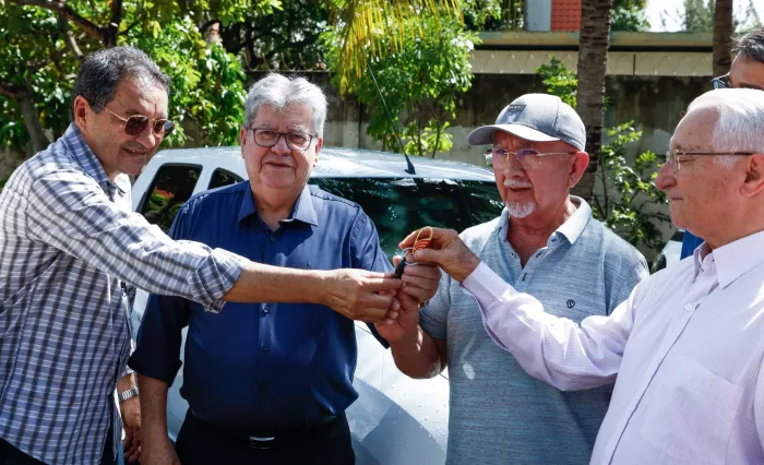 João Azevêdo entrega veículos à Empaer e destaca investimentos para fortalecer a agricultura familiar