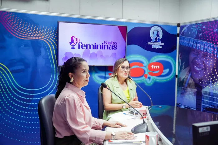 Lígia Moraes no estúdio da Rádio Assembleia, na tarde desta segunda-feira (19)