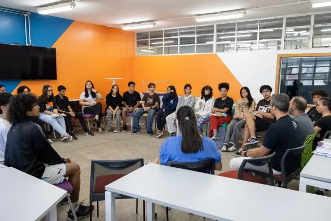 Projeto Jovens em Ação chega à Etec de São Sebastião com roda de conversa sobre Maio Laranja