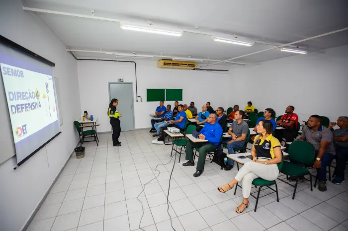 Motoristas de transporte escolar participam de palestra sobre o Maio Amarelo