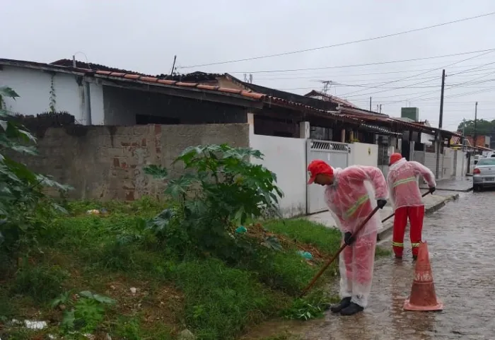 Agentes da Emlur realizam ações de limpeza e conservação