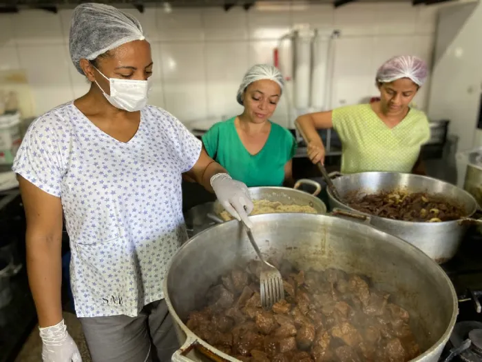 SMS/Semed: Preparar refeições com afeto é a marca dos cozinheiros que trabalham na gestão