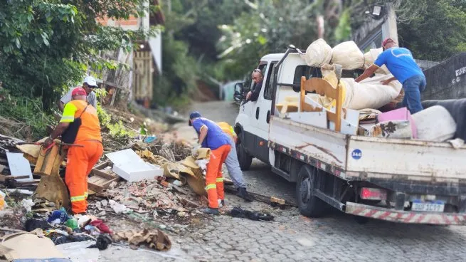 Regional Topolândia retira semanalmente cerca de 20 caminhões com detritos das vias do bairro