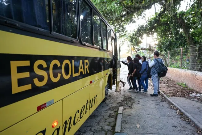 Ônibus escolares temporários já circulam e levam crianças para a escola