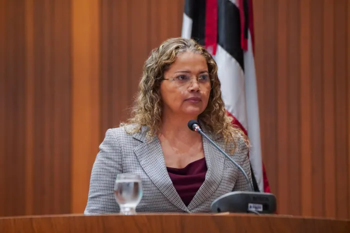 Mical Damasceno durante discurso na tribuna da Assembleia
