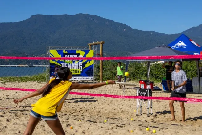 Alunos da EM Henrique Botelho participam de vivência de Beach Tennis na Praça da Vela