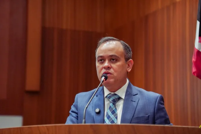 Deputado Catulé Júnior durante discurso na tribuna da Assembleia
