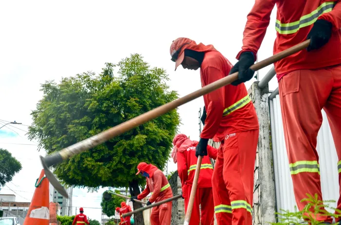 Emlur inicia serviços de roço e capinação no Centro e em Mandacaru