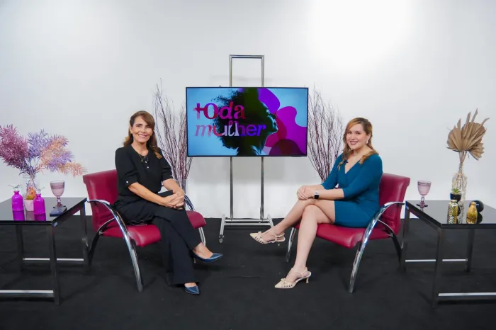 Beatriz Florenzano no estúdio com a jornalista Márcia Carvalho