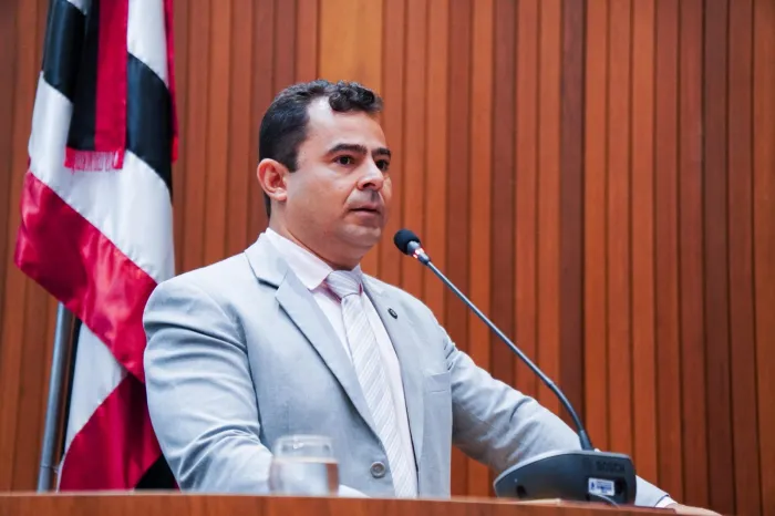 Deputado Eric Costa durante discurso na tribuna da Assembleia na manhã desta quinta-feira (22)
