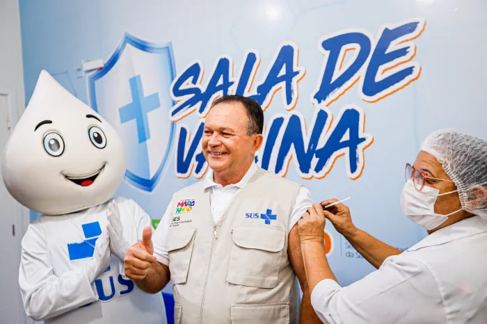 Governador recebe dose e destaca ampliação da vacinação contra a gripe no Estado
