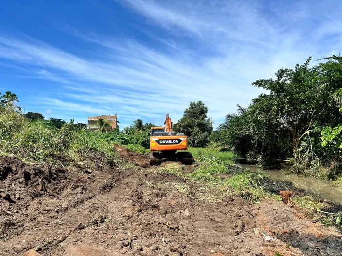 Defesa Civil intensifica serviços de limpeza de córregos e manilhas na Lagoa da Malícia