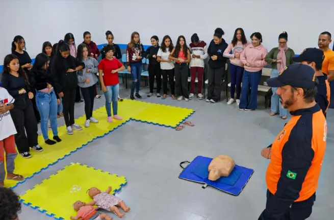 Estudantes de Boiçucanga participam de capacitação em primeiros socorros do Programa Agente Mirim da Defesa Civil