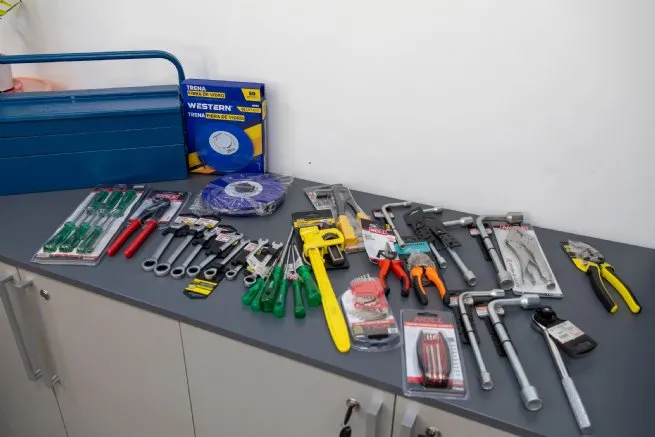 Prefeitura entrega novos kits de ferramentas para equipe de Manutenção e Logística da Educação