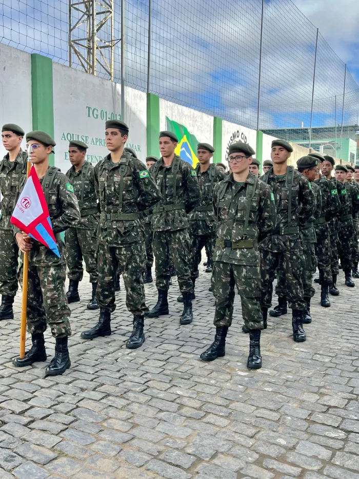 FORMATURA COMEMORATIVA DO TG 01-013: DIA DA INFANTARIA, HOMENAGEM AO SR. AGOSTINHO E ENTREGA DO BRAÇAL