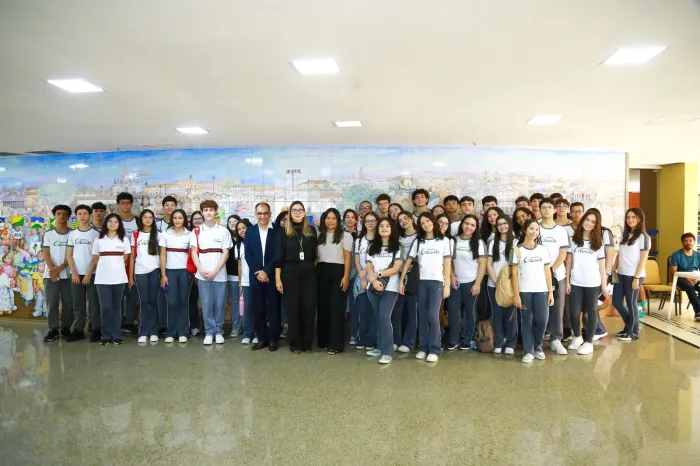 Estudantes e professores do Colégio Literato durante a visita à Assembleia Legislativa, onde conheceram o dia a dia da Casa e sua função na sociedade