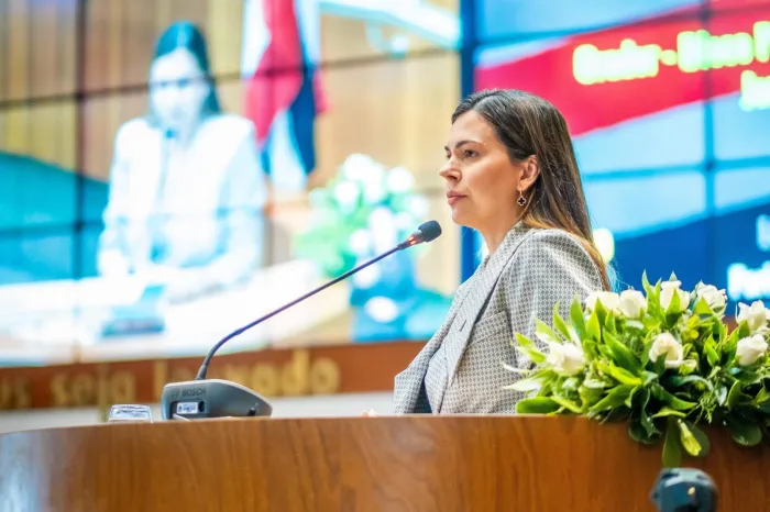Deputada Janaína durante discurso na tribuna da Assembleia, na manhã desta terça-feira (27)