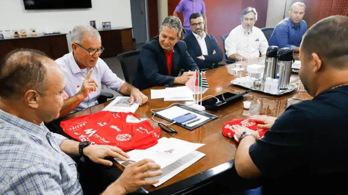 Prefeito recebe diretoria do América e firma parceria