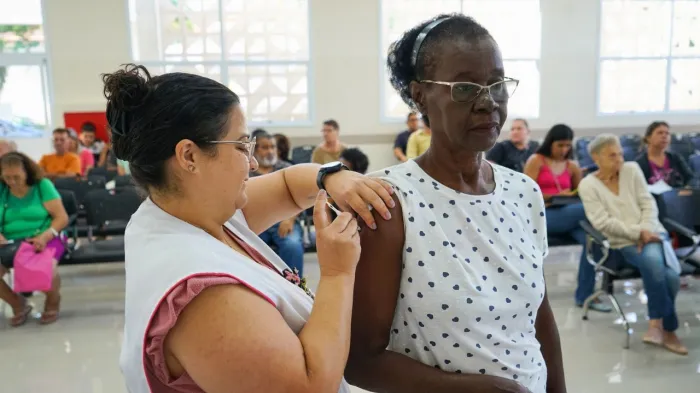 Sábado com Vacina: imunização em sete UBSs para toda a família
