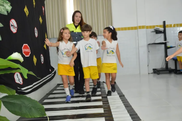 Semob-JP realiza ação de conscientização com crianças em escola no bairro de Tambauzinho
