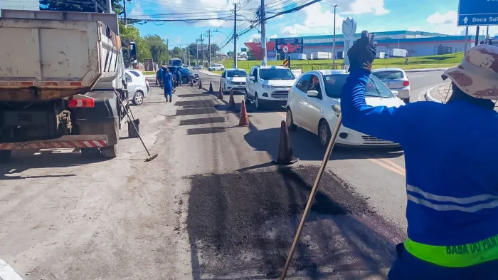 Avenida Luiz Tarquínio recebe serviços da Operação Buraco Zero