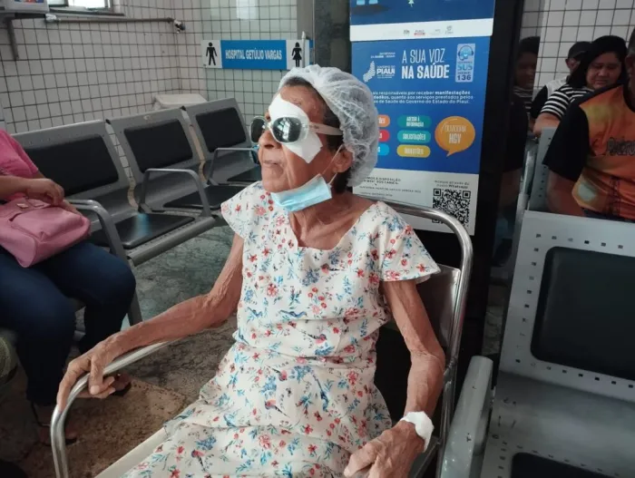 Idosa de 80 anos comemora cirurgia de catarata realizada no HGV