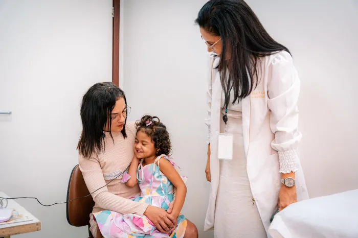 Criança recupera audição após ativação de aparelho coclear no Hospital Dr. Carlos Macieira
