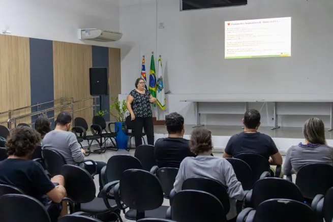 Professores da EJA participam de HTPC Regional com foco em práticas pedagógicas e inclusão