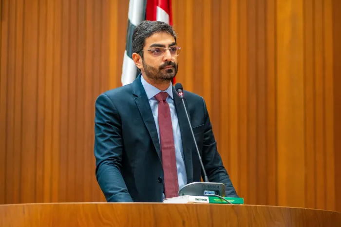 Deputado Florêncio Neto durante discurso na Assembleia Legislativa, onde sugeriu a manifestação pública de desagravo à deputada Mical Damasceno