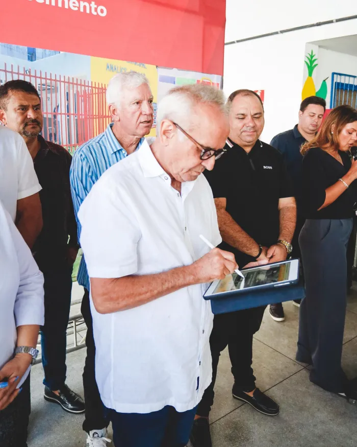 Cícero Lucena autoriza construção de quadra poliesportiva na Escola Santos Dumont, no Varadouro