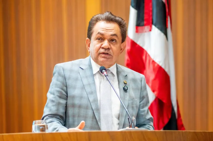 Deputado Antônio Pereira em discurso na tribuna da Assembleia
