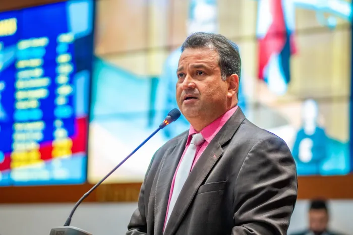 Deputado Adelmo Soares durante discurso na tribuna da Assembleia Legislativa, onde destacou as obras entregues pelo Governo do Estado