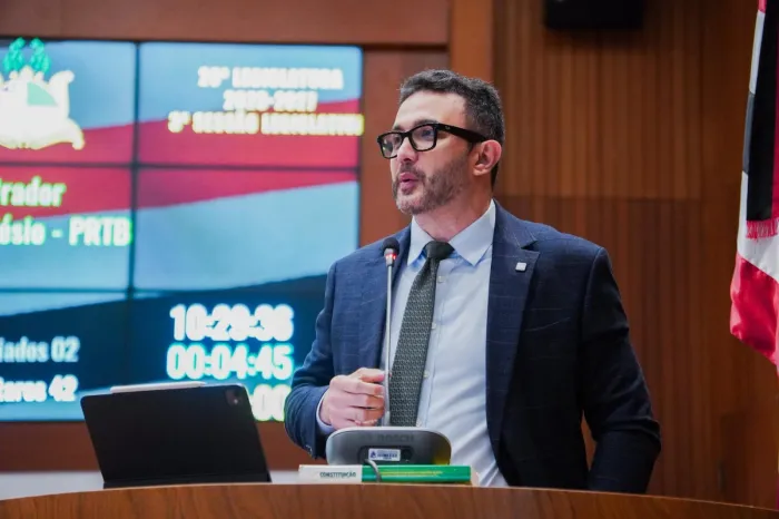 Deputado Yglésio durante discurso na Assembleia, na manhã desta quarta-feira (28)