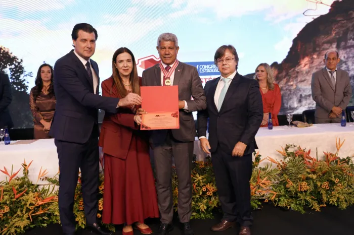 Em Lençóis, governador Jerônimo Rodrigues recebe Comenda de Honra ao Mérito durante Congresso do MPBA