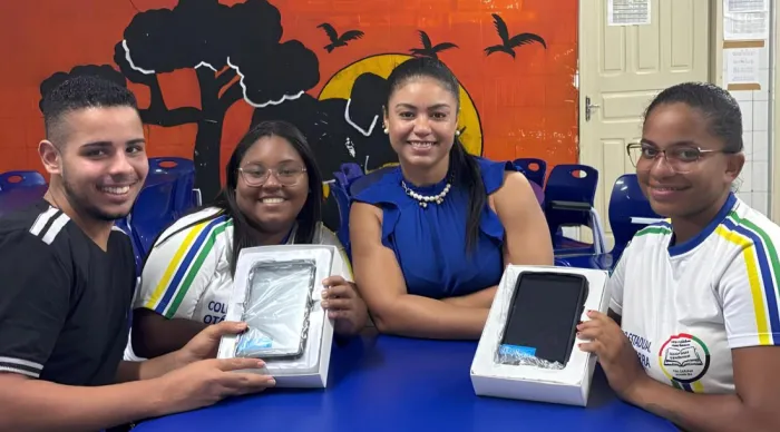 Seed amplia conexão pedagógica com entrega de tablets no Colégio Estadual Otávio Bezerra