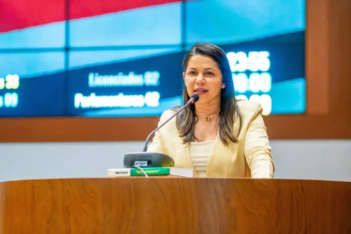 Deputada Ana do Gás em discurso na tribuna da Assembleia