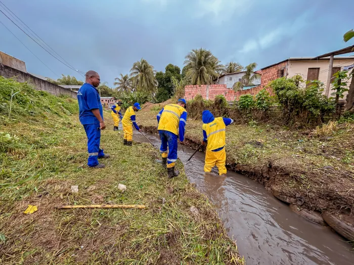 Prefeitura realiza ação preventiva de limpeza de canal em Itinga