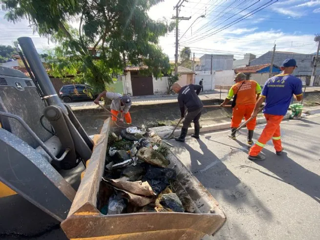 Regional Topolândia intensifica limpeza no córrego Mãe Isabel para prevenir alagamentos